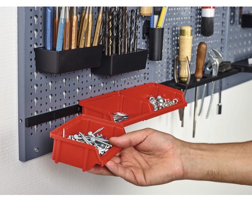 Panneau mural pour outils avec divers outils et boîtes de rangement rouges