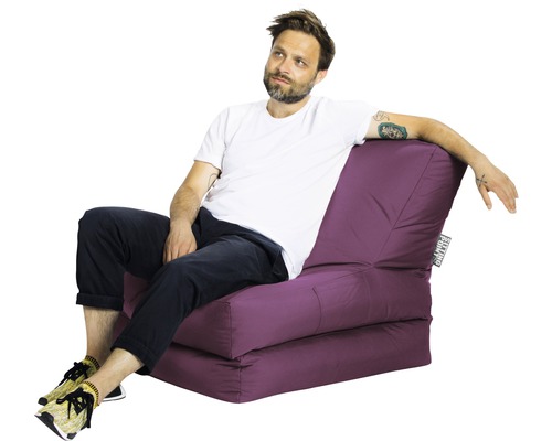 Homme assis sur un pouf violet avec dossier