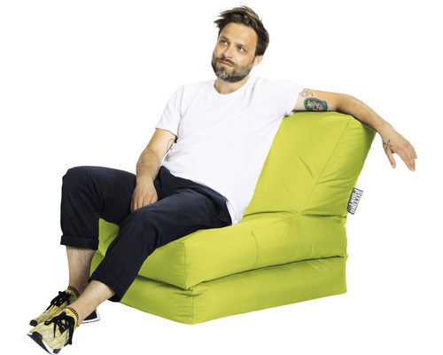 Homme assis sur un fauteuil poire vert