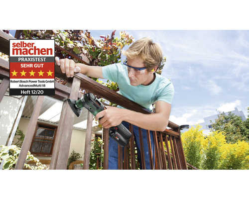 Ein Mann verwendet einen Multifunktionsschleifer von Bosch, um ein Holzgeländer zu bearbeiten. Abgebildet ist das Selber Machen Testurteil Sehr Gut.