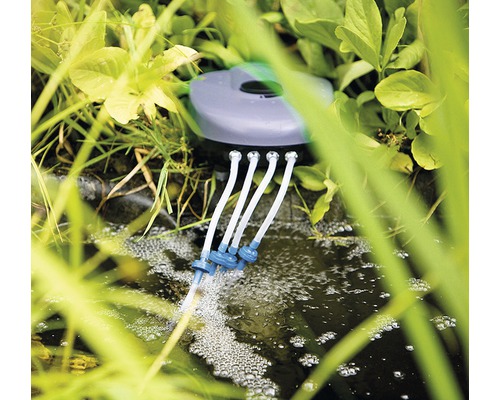 Teichbelüfter im Betrieb, umgeben von Pflanzen