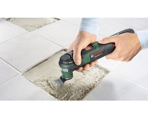 Outil multifonction Bosch en cours d''utilisation pour enlever les joints de carrelage