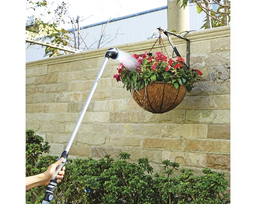Gartenbewässerung mit einer Spritzdüse an einem Ausleger zum Giessen einer Hängepflanze