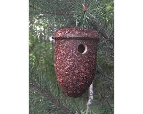 Eichelförmiges Vogelhaus aus Holzspänen hängend an einem Baum