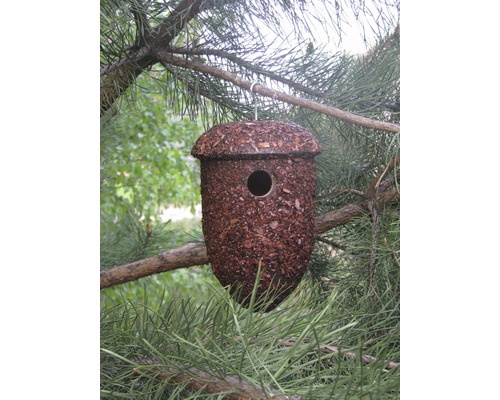 Vogelhaus aus Holzspänen am Baum