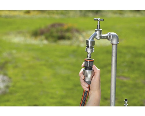 Raccord de tuyau d''arrosage au robinet d''eau dans le jardin