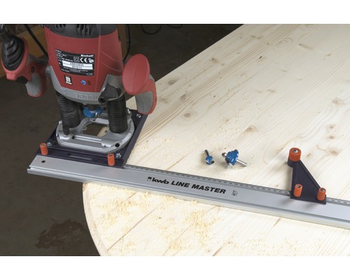 Défonceuse avec rail de guidage KWB Line Master sur table en bois