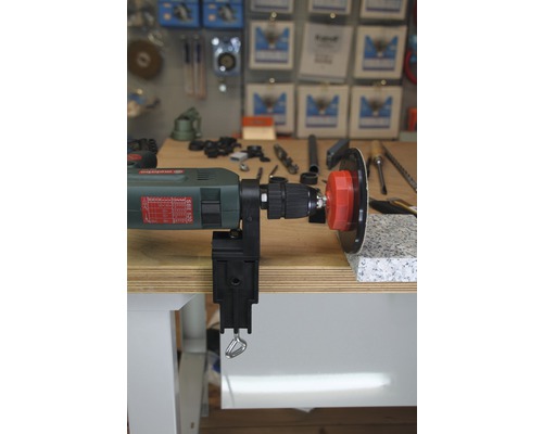 Bohrmaschine mit Tischklemme und Polieraufsatz auf einer Werkbank