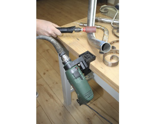 Werkstattszenenbild mit Schleifwerkzeug für Metallarbeiten und einem an einer Werkbank befestigten Bohrer