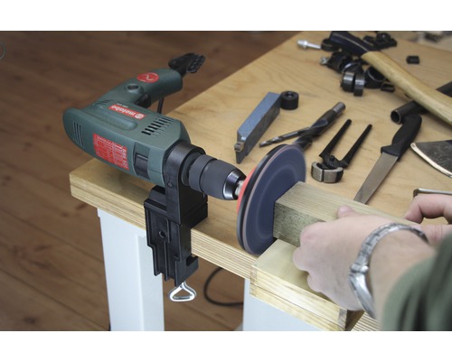 Bohrmaschine mit Schleifscheibe und Halterung zum Schleifen von Holz