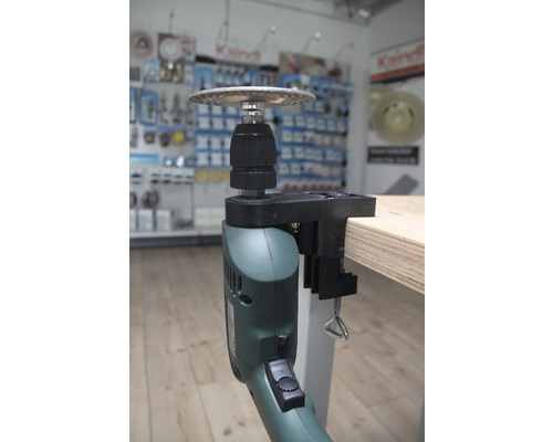 Bohrmaschine mit Trennscheibe und Tischhalterung