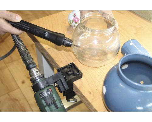 Flexible Wellenbohrmaschine mit Glas auf einer Werkbank