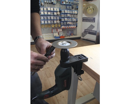 Bohrer Schleifgerät im Einsatz zum Schärfen eines Bohrers