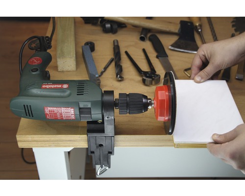 Metabo Bohrmaschine mit Fliesenlochschneider auf Werkbank
