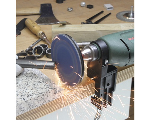 Eine Bohrmaschine mit Schleifscheibe wird zum Schleifen eines Metallstücks verwendet, wobei Funken entstehen.