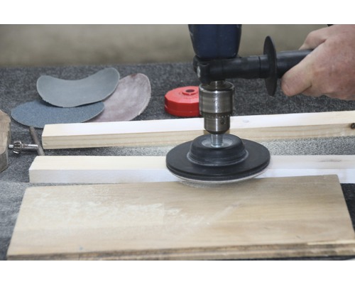 Eine Schleifmaschine schleift Holz.