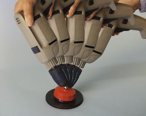 Eine rotierende Bürste an einer Bohrmaschine wird zum Reinigen oder Polieren verwendet.