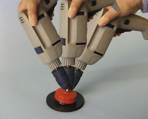 Drei Bohrmaschinen mit Polieraufsatz werden von Händen gehalten.