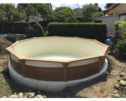 Piscine hors-sol dans le jardin avec revêtement en bois et liner intérieur