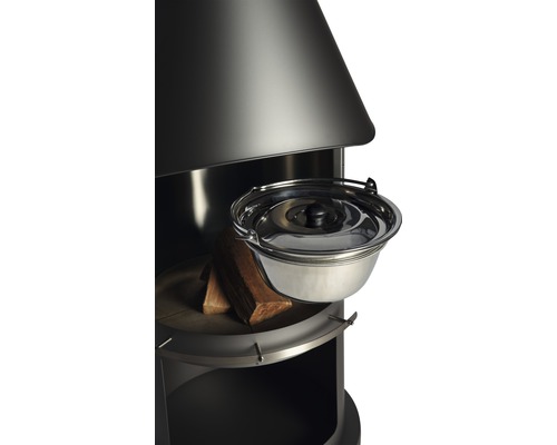 Gartengrill mit Topf und Holzscheiten