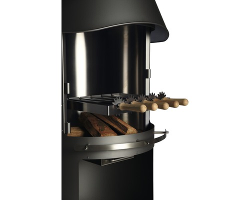 Gril à charbon de bois avec brochettes et bois de chauffage