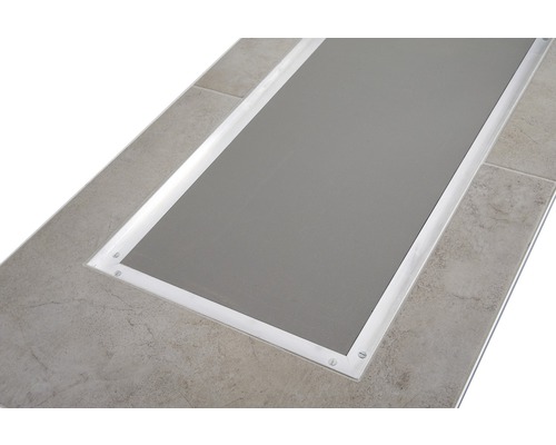 Bodenebene Dusche mit Abdeckung und Fliesen