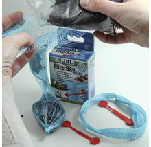 Sac filtrant large JBL avec matériau filtrant en cours de remplissage