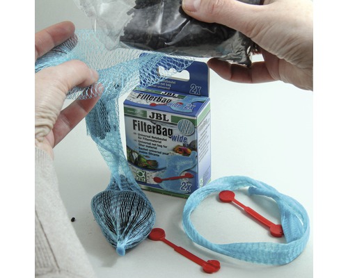 Sac filtrant large JBL avec matériau filtrant en cours de remplissage