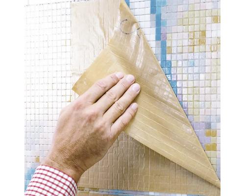 Pose de carreaux de mosaïque avec un film