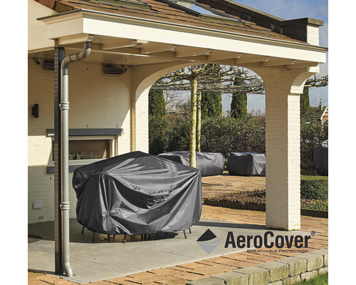 Gartenmöbel unter grauer Schutzhülle auf Terrasse, AeroCover Logo