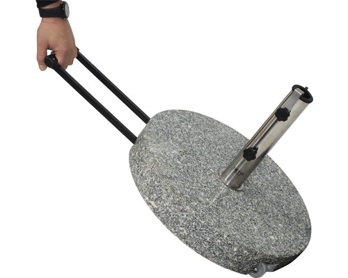 Person zieht einen Sonnenschirmständer aus Granit mit Rollen und Griff