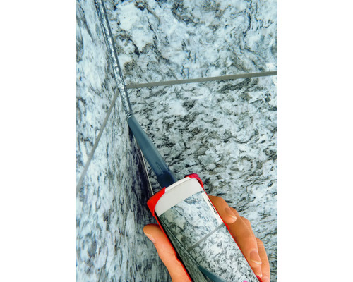 Application de produit d''étanchéité pour joints avec un pistolet à cartouche sur des carreaux