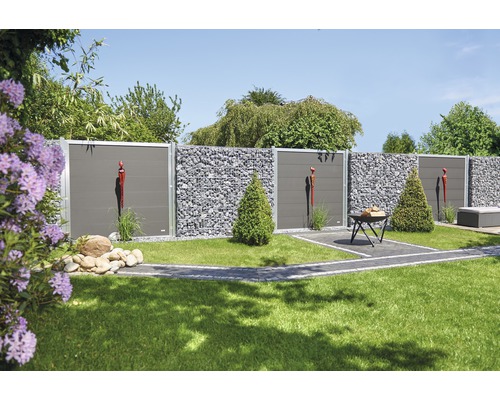 Gartenansicht mit Gabionenzaun, Holzelementen und Dekorationen