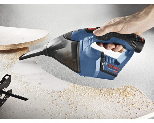 Aspirateur sans fil pour nettoyer les surfaces en bois avec des copeaux