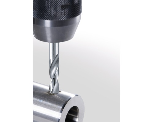 Metallbohrer bohrt in ein Metallrohr