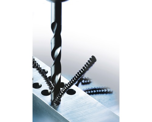 Foret hélicoïdal perçant une pièce métallique avec des vis