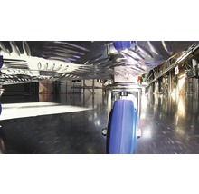 Ansicht von unten auf einen Transportwagen mit blauen Rollen.