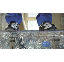 Aluminium Werkzeugkiste mit Arbeitsschuhen und Alutec München Logo