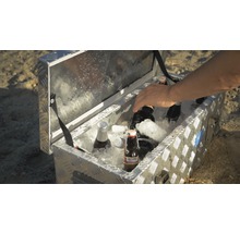 Geöffnete Kühlbox aus Metall mit Eis und Getränkeflaschen