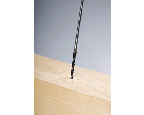 Foret à bois perçant un trou dans le bois