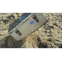 Werkzeugkiste aus Aluminium auf Sand
