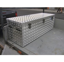 Aluminium Werkzeugkiste mit Riffelblechmuster auf einer Ladefläche
