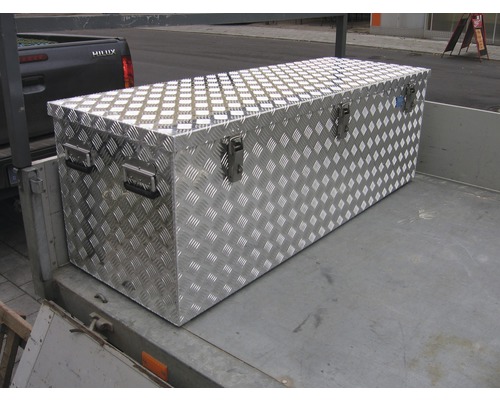 Aluminium Werkzeugkiste mit Riffelblechmuster auf einer Ladefläche