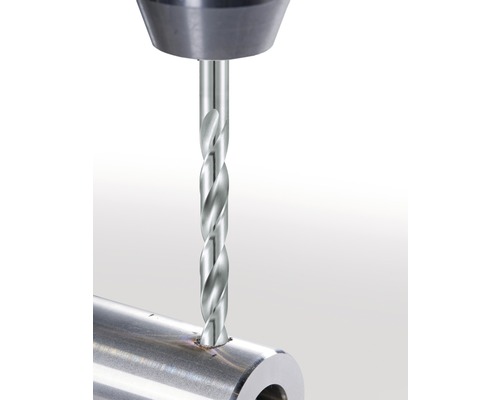 Foret à métaux perçant un tube métallique