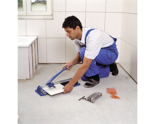 Coupe-carreaux en cours d''utilisation dans une salle de bains.