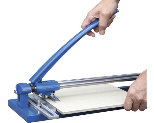 Coupe-carrelage en cours d''utilisation pour couper un carreau