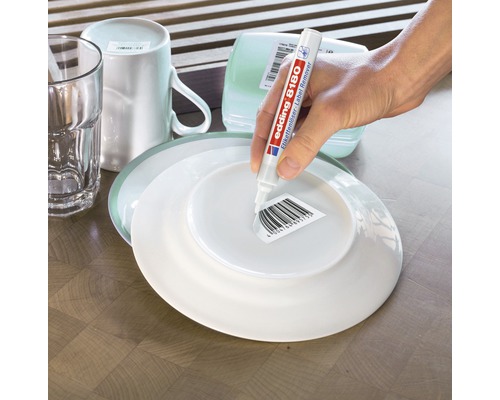 Application du dissolvant d''étiquettes edding 8180 sur une assiette