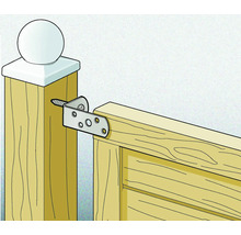 Detailansicht eines Gartentors mit Torbandbefestigung