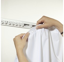 Fixation d''un rideau de douche sur un rail de rideau de douche