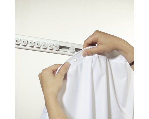 Anbringen eines Duschvorhangs an einer Duschvorhangschiene